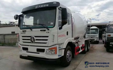 大運(yùn)風(fēng)馳8方攪拌車(chē) 玉柴180馬力