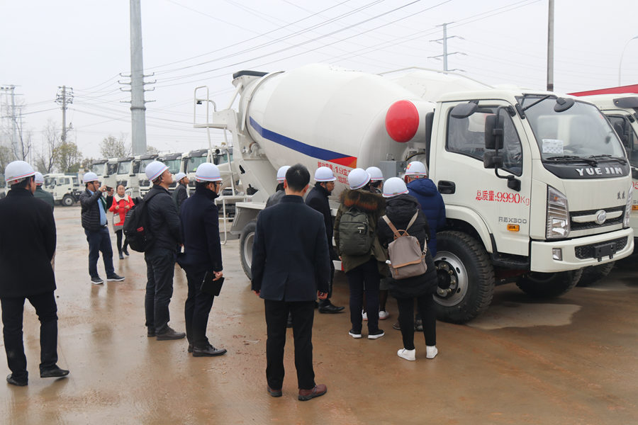 上汽躍進(jìn)國(guó)五開拓X300攪拌車