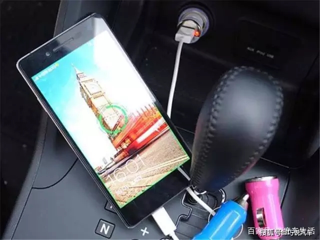 然后拔下所有的外接電子設(shè)備