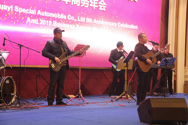 董事長(zhǎng)文軍上臺(tái)演唱主題曲“相信自己”