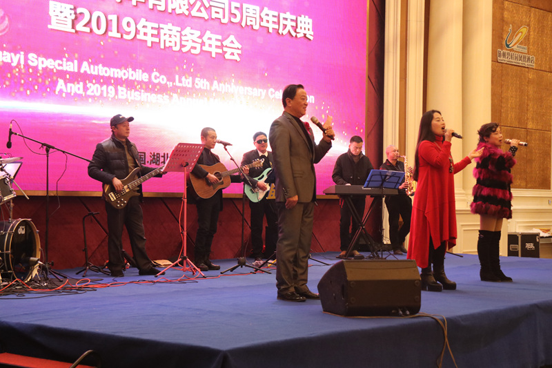演唱“明天會(huì)更好”