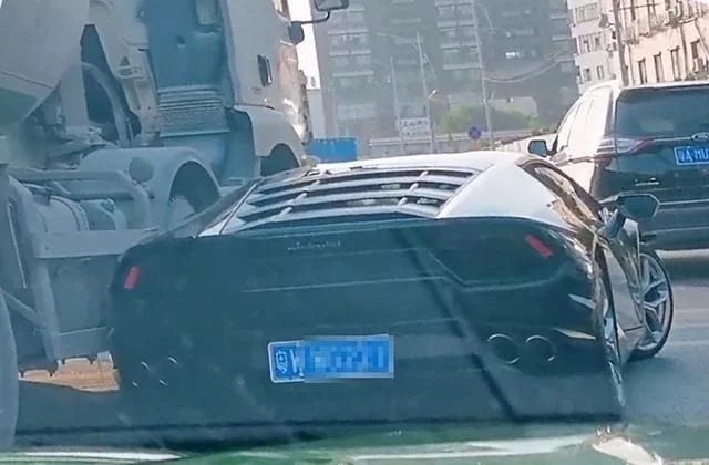 廣東272萬(wàn)超跑撞上混泥土車(chē)，真是車(chē)豪膽大：雞蛋碰石頭
