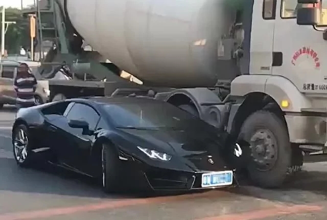 廣東272萬(wàn)超跑撞上混泥土車(chē)，真是車(chē)豪膽大：雞蛋碰石頭