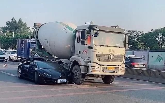 廣東272萬(wàn)超跑撞上混泥土車(chē)，真是車(chē)豪膽大：雞蛋碰石頭