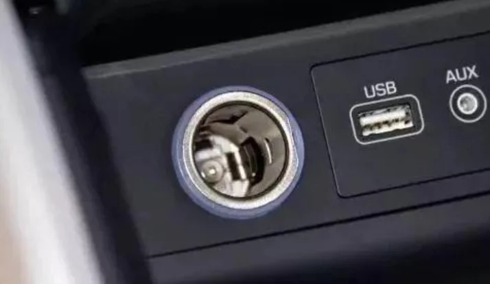 車主注意了！車上的“這個孔”千萬別用錯，小心汽車自燃