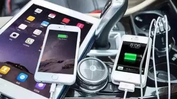 車主注意了！車上的“這個孔”千萬別用錯，小心汽車自燃