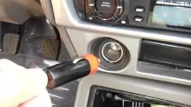 車主注意了！車上的“這個孔”千萬別用錯，小心汽車自燃